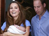 Princ William a jeho manelka Kate se synem odchzej z porodnice (23. ervence...