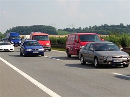 Nehoda na 9. kilometru exitu ڞice zkompikovala provoz na dlnici D8 smr...