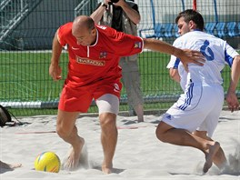 NEODSTAVITELNÝ. Jan Koller i v pátelském utkání v pláovém fotbale ukázal, e...