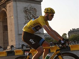 Britsk cyklista Chris Froome pod Vtznm obloukem