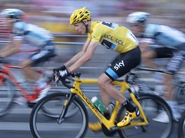 Britsk cyklista Chris Froome (ve lutm) v zvren etap Tour de France
