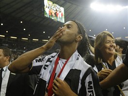 RADOST. Bývalý nejlepí hrá svta Ronaldinho slaví triumf v Poháru...