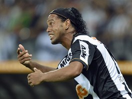 NASAZENÍ. Brazilský fotbalista Ronaldinho z Atlétika Mineiro finále Poháru...