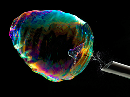 Vytvoení mýdlové bubliny pomocí kovové ásti cukenky není nijak zvlá tké....