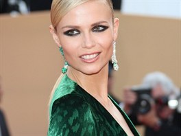 Modelka Natasha Poly na filmovém festivalu v Cannes ukázala, jak se správn...