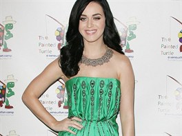 ernovláska Katy Perry ví, e jí zelené tóny sluí a sama je umí nosit.