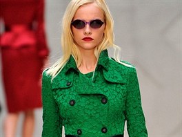 Smaragdová zele sluí i blondýnkám. Kabát z letní kolekce Burberry Prorsum...