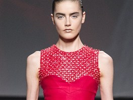 Rudá veerní róba hodná elegantní Paíanky od Rafa Simonse pro módní dm Dior.