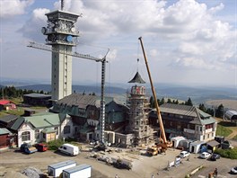 Zvedn a usazovn stechy na repliku rozhledny z roku 1817 na vrcholu...