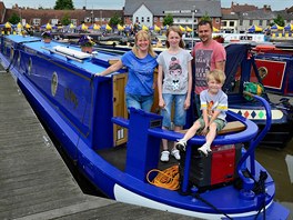 Rodina Lawrenceových na své lodi, kterou poídili za 80 tisíc liber (2,4...