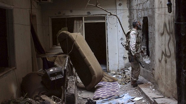 Vojk Syrsk svobodn armdy mluv s kolegou skrze dru ve zdi ve mst Deir al-Zor(23. ervence 2013) 