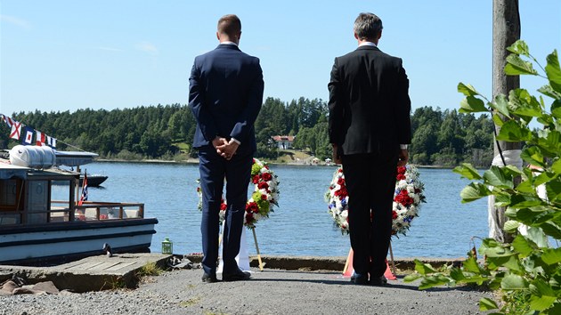 Eskil Pedersen, vlevo, f socilndemokratic mldee a premir Jens Stoltenberg pi vzomnce na obti toku Anderse Breivika v roce 2011.