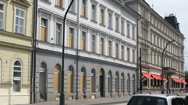 Okna budovy, v n sdl obrazrna Zdeka Sklene, ti msce po vbuchu v Divadeln ulici stle zakrvaj devn vpln. (23.7.2013)