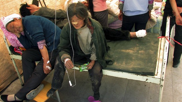 Pacienti oetovan v nemocnici po zemtesen v provincii Min-sien (22. ervence 2013).