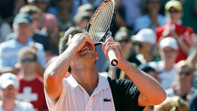 VYADIL JSEM FEDERERA! Argentinec Federico Delbonis se raduje pot, co dokzal v semifinle turnaje v Hamburku vyadit ptho hre svta Rogera Federera.