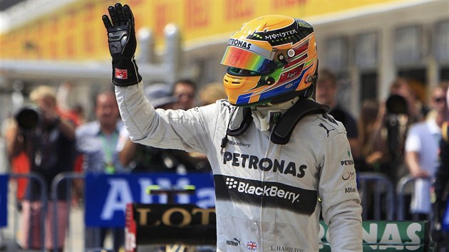 AHOJ A DÍKY! Britský jezdec Lewis Hamilton mává svým fanoukm poté, co vyhrál...