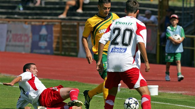 VYHRL JSEM SOUBOJ, VYHRAJEME ZPAS. Sokolovsk obrnce Jakub Dvok (v lutm) vede m, ten se mu sna odebrat skluzujc Michal Mal a Luk Pazdera (s slem 20).