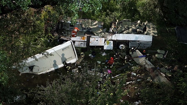 Hasii u vraku autobusu, kter havaroval v Itlii (29. ervence 2013)