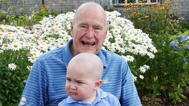 George Bush star s dvouletm Patrickem trpcm leukmi. Nkdej prezident USA si ze solidarity s nm oholil hlavu. (24. ervence 2013)