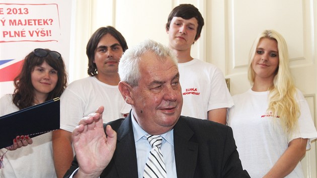 Prezident Milo Zeman podepsal petici za zkon o prokazovn pvodu pjm. (25. ervence 2013)