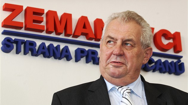 Prezident Milo Zeman podepsal v sdle strany SPOZ petici za zkon o prokazovn pvodu pjm. (25. ervence 2013)