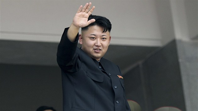 Severn Korea oslavila 60. vro podpisu pm, jm skonila korejsk vlka, velkou vojenskou pehldkou. Kim ong-un zdrav divky i vojky.