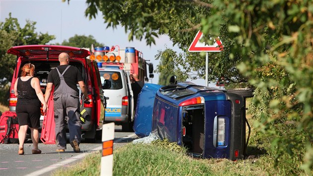 U Smiic na Krlovhradecku se srazilo hasisk auto s osobnm. Dva lid byli pi nehod zranni