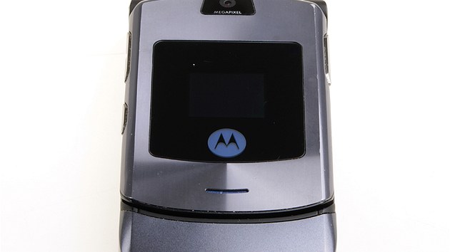 Jene v druh polovin roku 2004 pedstavila Motorola zjeven. Model V3 s veobecn znmjm oznaenm RAZR (zkratka ze slova razor, tedy iletka, jak se tak u ns veobecn telefonu pezdvalo) vzbudil velk poprask. Na svou dobu extrmn tenk vko mlo leptanou klvesnici, sten kovov kryt, dva barevn displeje a fotoapart. Bosk to kombinace. 