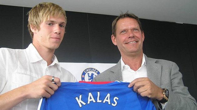 Sportovní editel Chelsea Frank Arnesen pedává Tomái Kalasovi dres