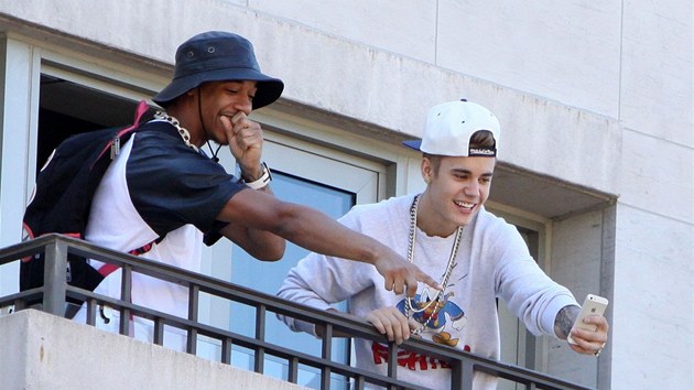 Justin Bieber si dav ped hotelem toil na mobiln telefon.