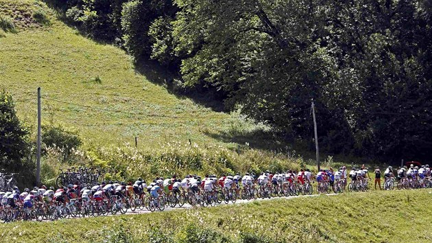 Momentka z dvact etapy Tour de France, kter cyklisty zavedla na vrchol Annecy-Semnoz.