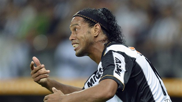 NASAZEN. Brazilsk fotbalista Ronaldinho z Atltika Mineiro finle Pohru osvoboditel hodn proval.