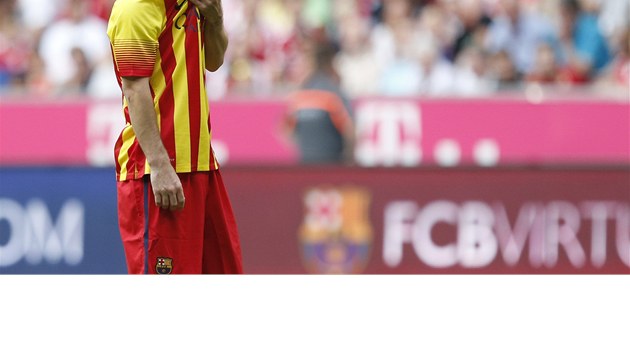 tonk Lionel Messi z Barcelony si zakrv oi bhem ppravnho utkn proti Bayernu Mnichov.
