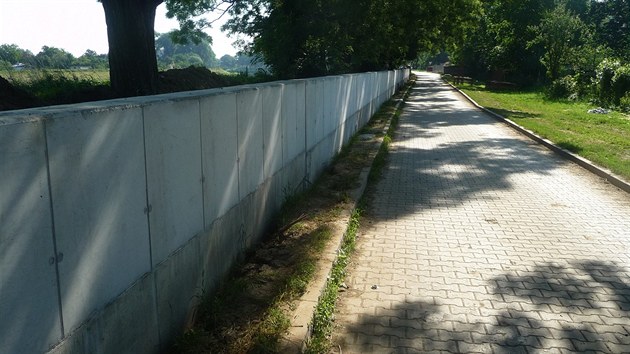 U eky Moravy v Uherskm Hraditi rostou v nkterch mstech nov betonov zdi.