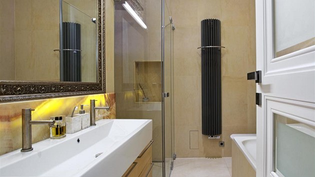 Do pomrn malho prostoru koupelny se podailo umstit sprchu i vanu. Sprcha je bezbarirov a masivn jednoduch sprchov hlavice je v rovni prhledu do obvacho pokoje. Raditor Yaga svd svm zajmavm designem prostoru.

