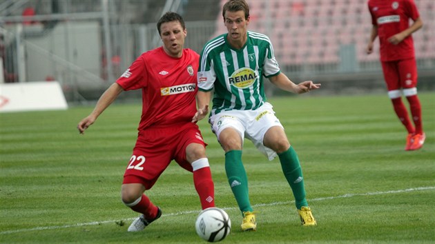 Brnnsk Ale Schuster (vlevo) v souboji s Matjem tochlem z Bohemians 1905.