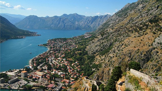 Pi stoupn ke starmu hradu, resp. pevnosti sv. Ivana, se v Kotoru odkrvaj chvatn vhledy na ztoku boka Kotorsk. 