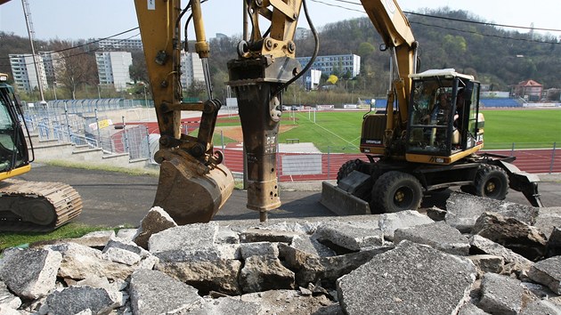 Rekonstrukce fotbalovho stadionu v st nad Labem. 