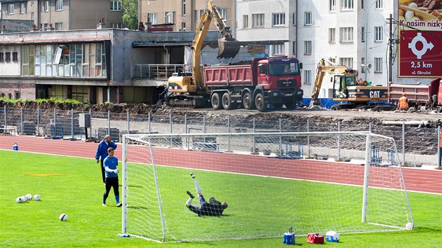 Rekonstrukce stadionu v st nad Labem je v plnm proudu, fotbalistm vak v trninku nebrn. 