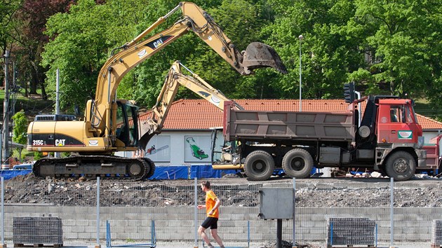 Rekonstrukce stadionu v st nad Labem je v plnm proudu, fotbalistm vak v trninku nebrn. 