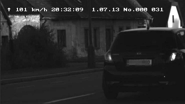 Policie rozdala kolem tisce pokut pi dopravn akci na silnici I/33 mezi Hradcem Krlov a Nchodem. V Jaromi jel 1. 7. 2013 ve smru do centra obce 23let idi vozidla KIA Ceed rychlost 101 km/hod. 