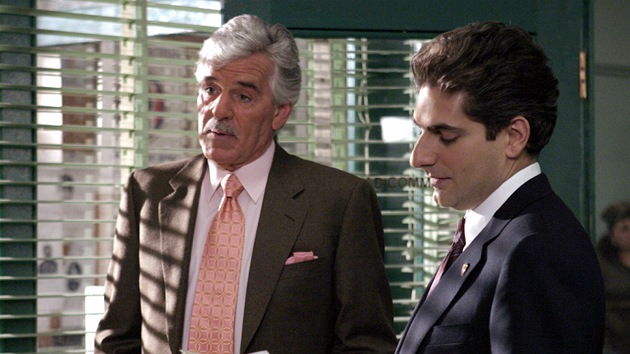 Dennis Farina jako detektiv Joe Fontana v serilu Zkon a podek