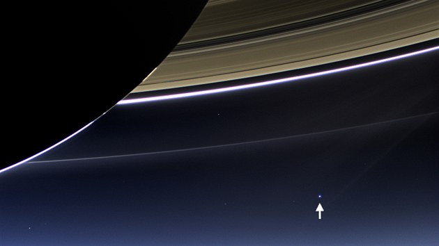 Zem, jak je vidí sonda Cassini, ve vzdálenosti 1,44 miliardy kilometr (ipka...
