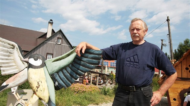 Zstupce starousedlk Karel Rezek shromdil u svho hostince asi 300 devnch soch. Skorky jet pat k tm vkusnjm. "Nadvaj na m, ale kdy nco potebuj, pjm jim teba bagr," k Rezek.