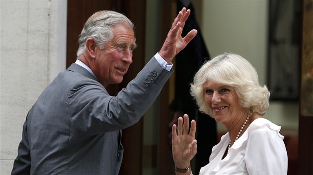 Princ Charles a jeho manelka Camilla se pijeli podvat na svho vnuka. (23. ervence 2013)