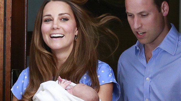 Princ William a jeho manelka Kate se synem odchzej z porodnice (23. ervence 2013).