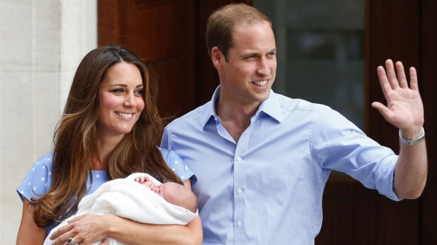 Princ William s manelkou Kate ukzali prvorozenho syna (Londn, 23. ervence 2013).