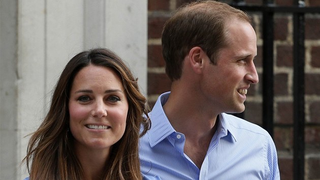Princ William, jeho manelka Kate a jejich prvorozen syn (23. ervence 2013) 