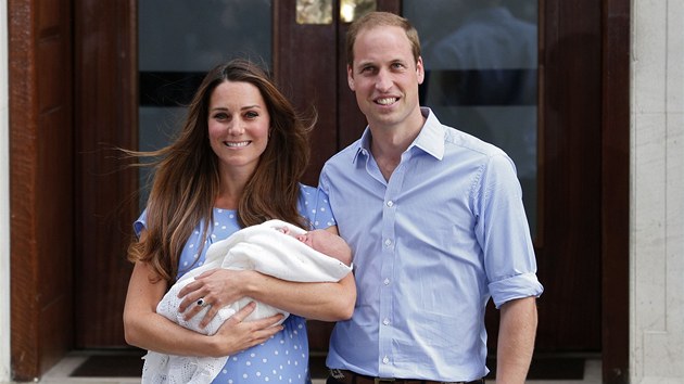 Princ William, jeho manelka Kate a prvorozen syn George (23. ervence 2013)