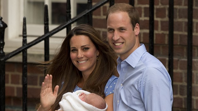 Princ William, jeho manelka Kate a prvorozen syn (23. ervence 2013)